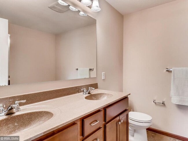 Building Photo - Beautiful 3 Bed/2.5 Bath Townhome in Woodbury- Community Pool! Available Now!