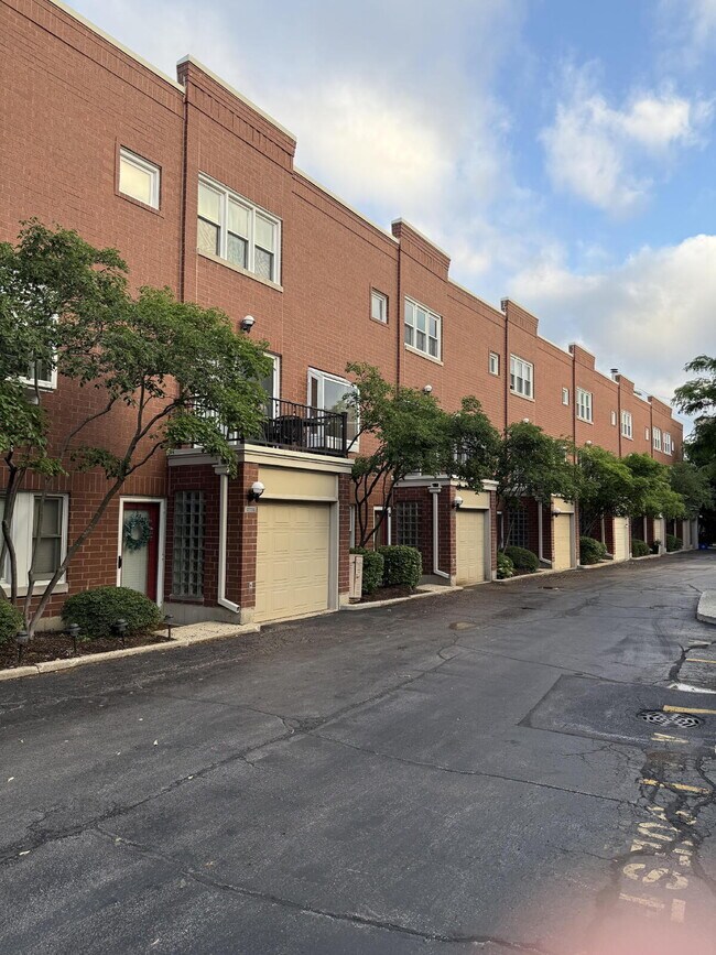 Building Photo - Ideally Located Lincoln Park Townhouse