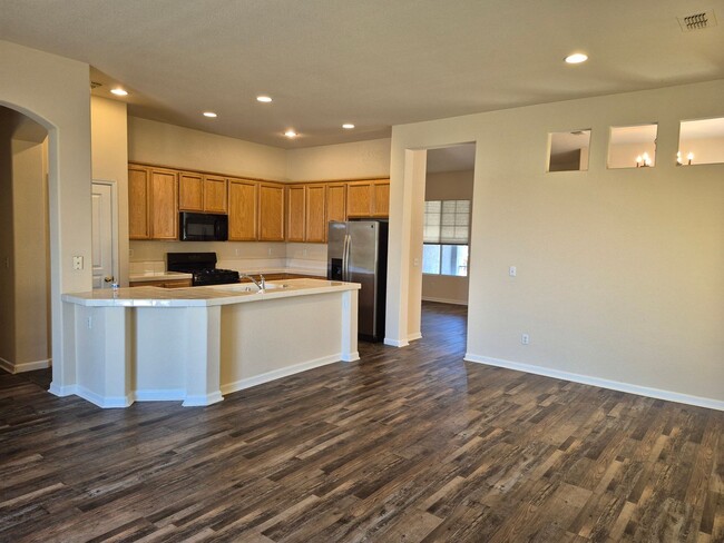 Building Photo - MAY MOVE IN SPECIAL - $500.00 of 2nd Month