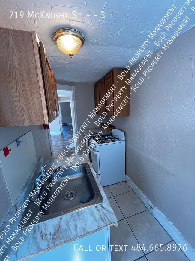 Building Photo - 719 McKnight St