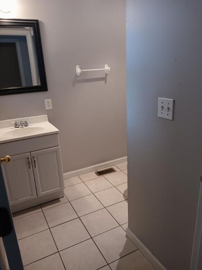 Building Photo - Beautiful 3 Bedroom, 2.1 Bath Home in Trenton!