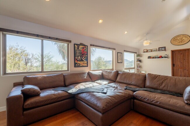 Building Photo - 1902 E Cortez St