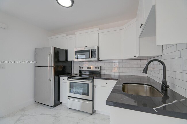 Building Photo - 650 E 65th St