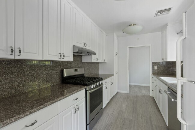 Building Photo - Beautiful 3-Bedroom Home with Pool in Tarzana!