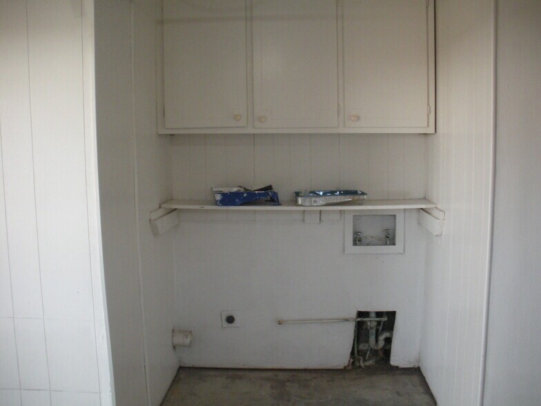 laundry area - 3823 51st St