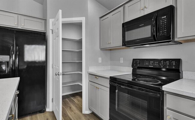 Building Photo - Welcome to this stunning 4-bedroom, 2-bathroom home located in the vibrant community of Caldwell,...