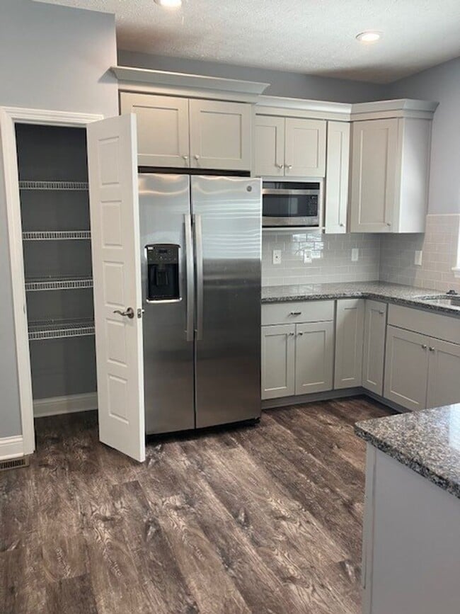 Building Photo - Beautifully Renovated House