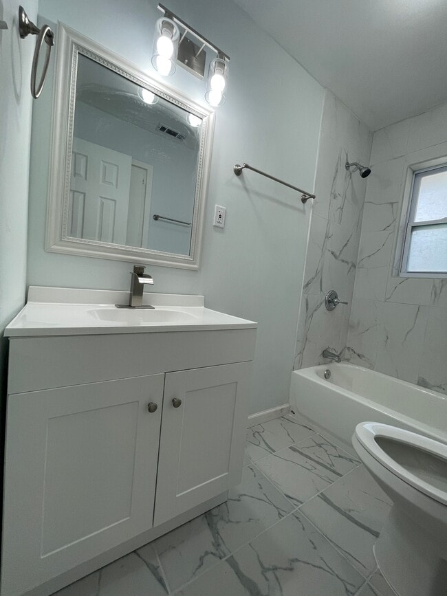 Building Photo - 1920 Charlton Dr