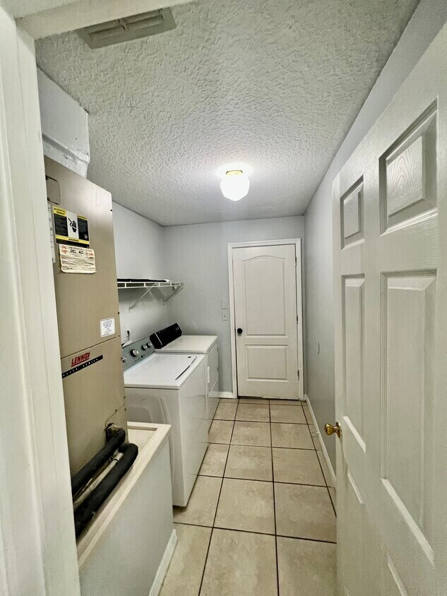 Building Photo - 824 Shore Breeze Way