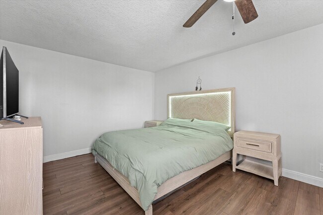 Building Photo - 1596 Shaker Cir
