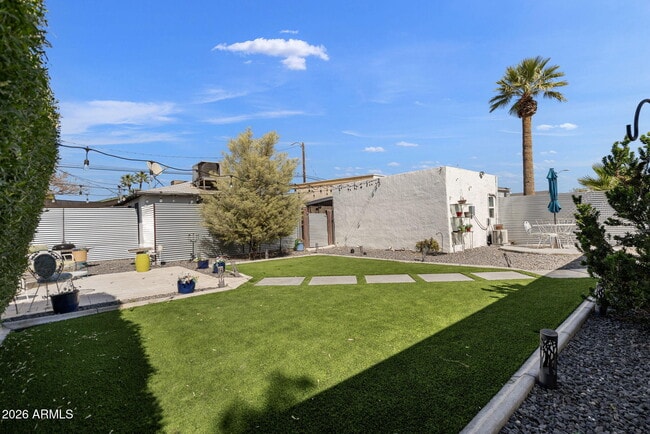 Building Photo - 930 E Whitton Ave