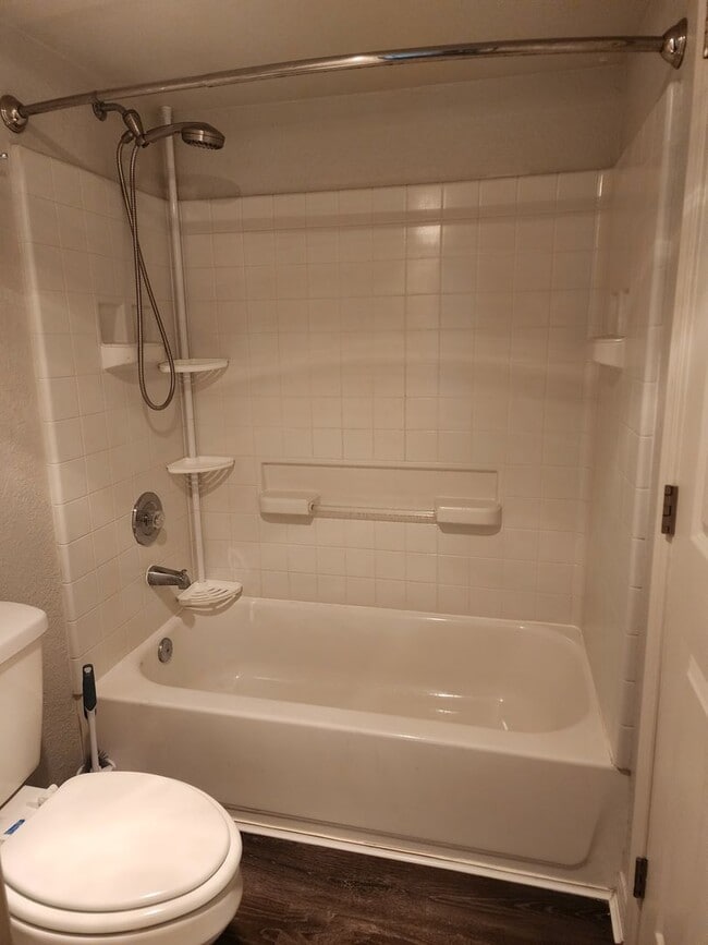 Building Photo - Available Now! Updated 2 bed condo in Central location, utilities included!