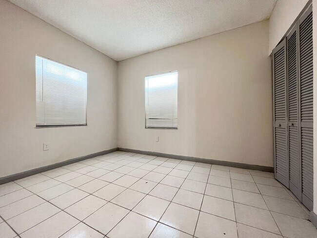 Building Photo - 3 Bedroom Private Home