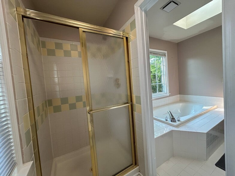 Shower and Tub separate - 5556 Village Center Dr