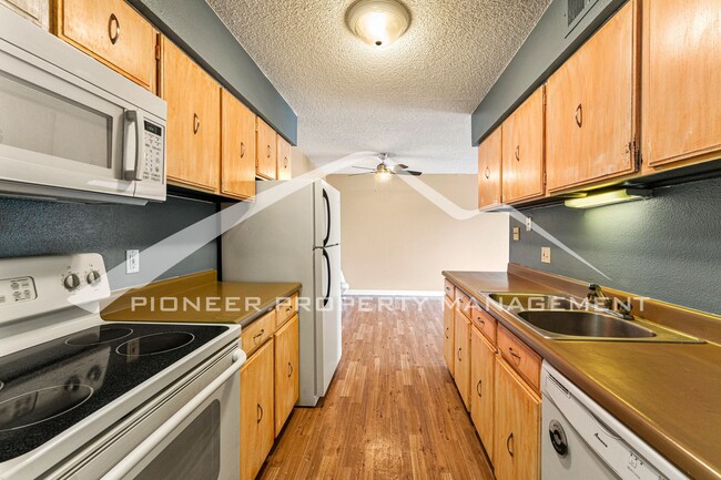 Building Photo - Gorgeous Condo with Central AC and Balcony