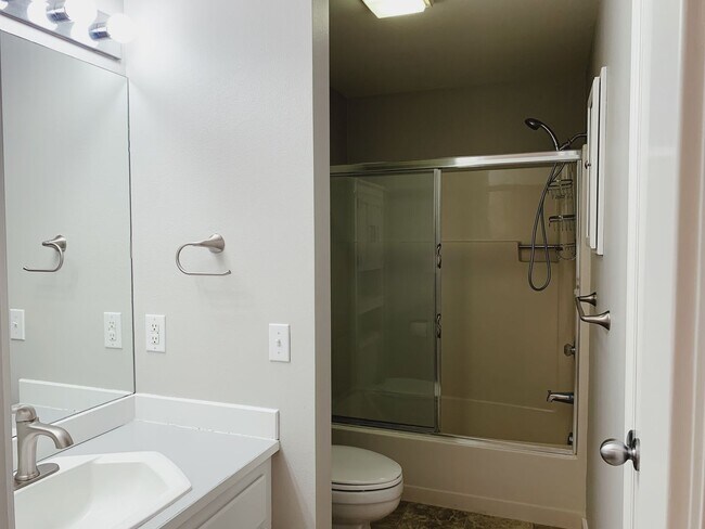 Building Photo - 3Bd/2.5Ba Kirkland Townhome