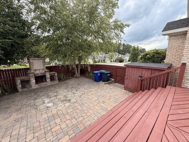 Building Photo - 704 Stagecoach Dr