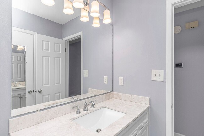Building Photo - 2BD / 2BA Home Near Eglin AFB and Downtown...