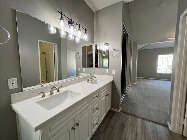 Building Photo - Canyon Villas: Upper 2 Bedroom 2 Bath Condo,