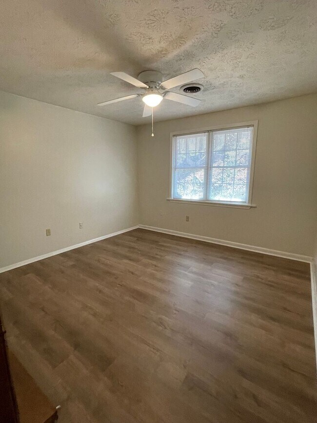 Building Photo - 2 bedroom 1 bath duplex is located off Whitehead Rd!