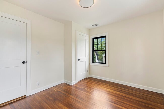 Building Photo - 727 Pelhamdale Ave