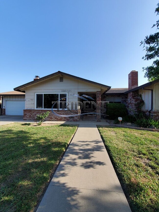 Building Photo - 231 E 18th St