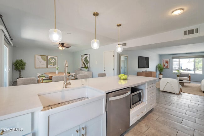 Building Photo - 1644 E Broadmor Dr