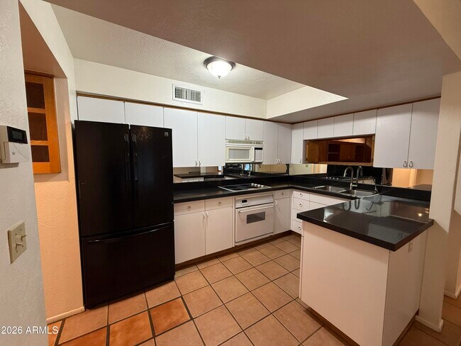 Building Photo - 2114 S La Rosa Dr
