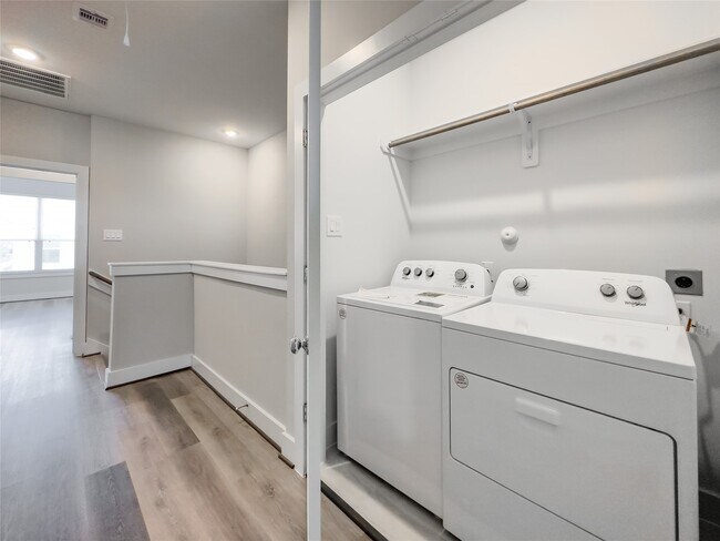 Building Photo - 1250 N Post Oak Rd