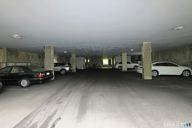 Building Photo - 633 Danbury Rd