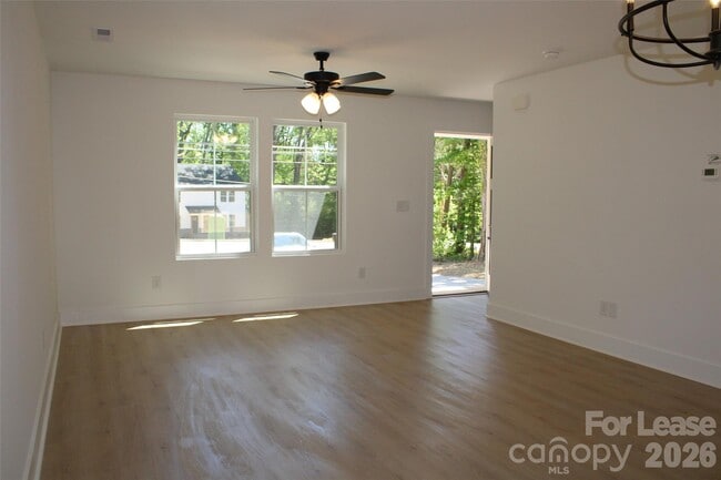 Building Photo - 562 W Park Ave