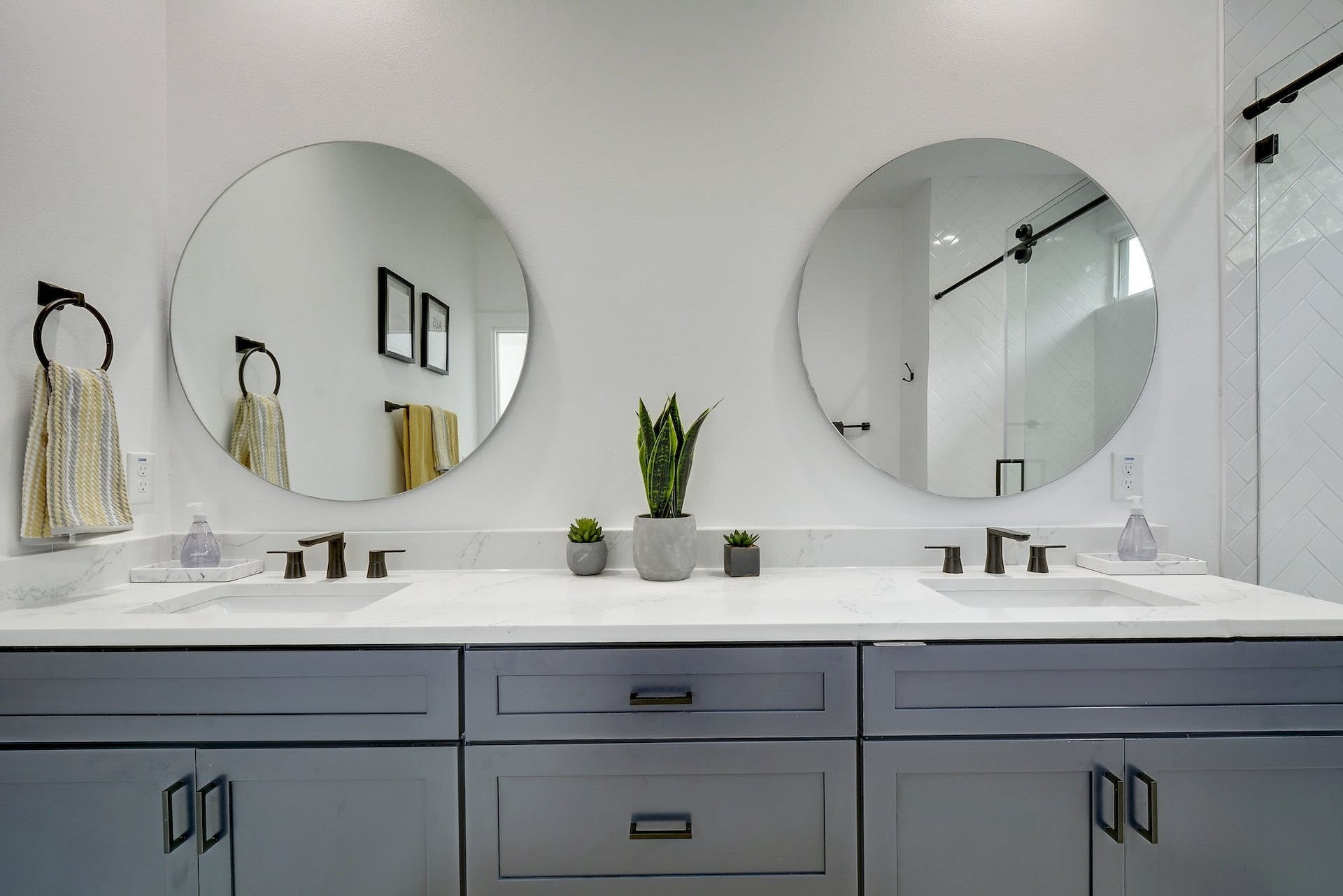 Master full bathroom - 413 W Odell St