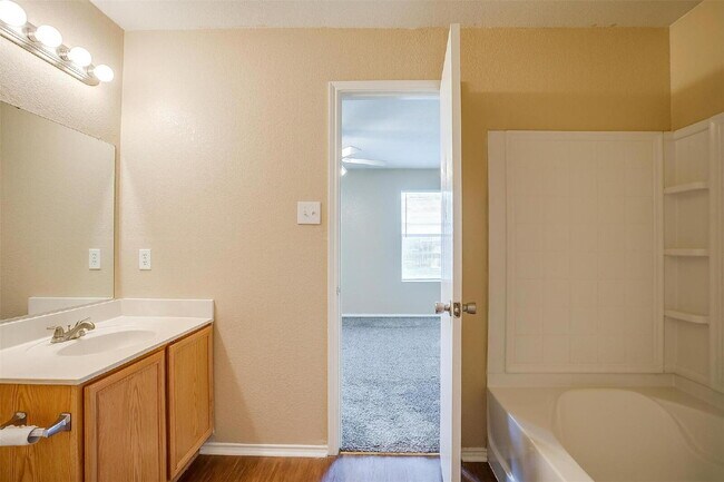 Building Photo - Spacious 3 bed, 2 bath Home in Crowley