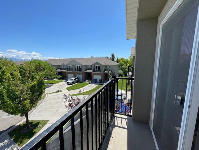 Building Photo - 4 bed 3 bath Townhome