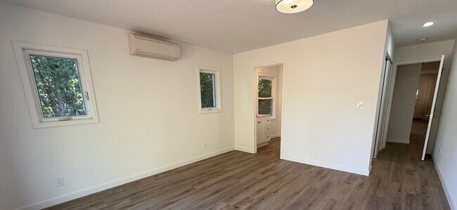 Building Photo - Well-cared-for home with strong curb appeal and quality updates in Southeast Portland.