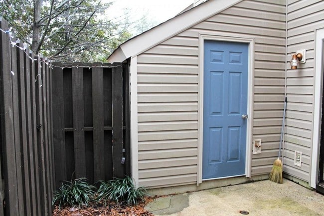 Building Photo - 309 Village Ln
