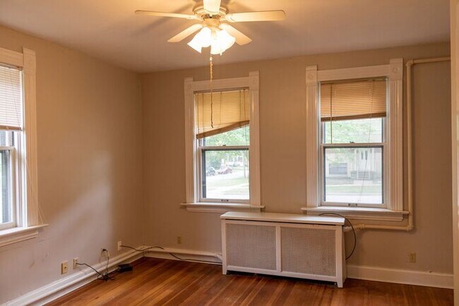 Building Photo - $2,100 | 3 Bedroom, 2 Bathroom House | Pet...