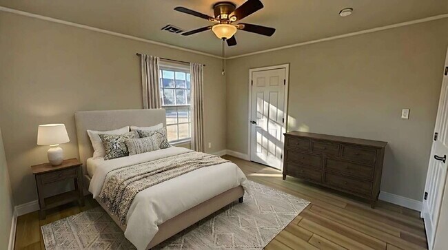 Building Photo - Newly Renovated Home Near Plaza District