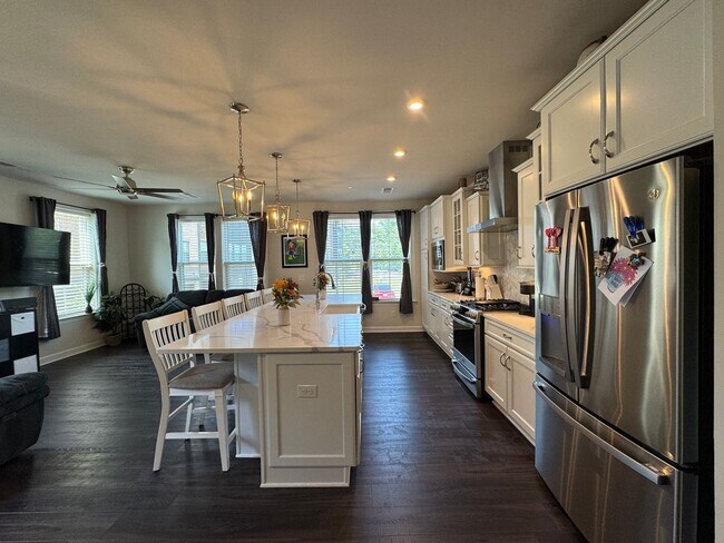 Building Photo - Stylish 2 Bed 2 Bath Condo With Den & Balc...