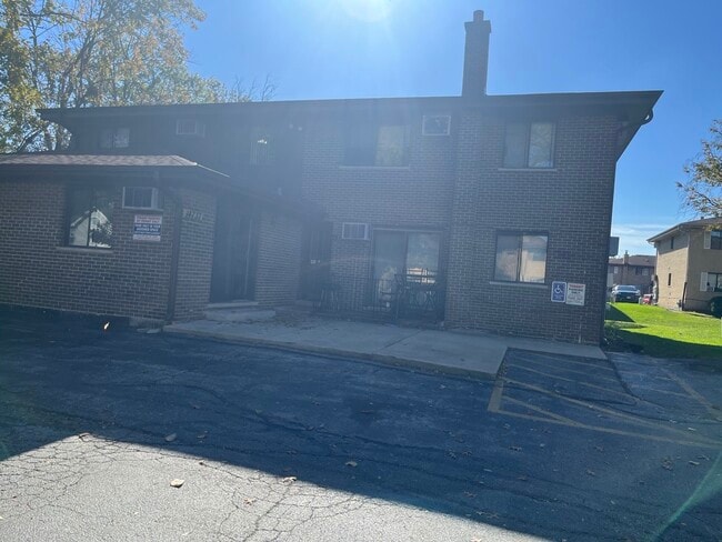 Building Photo - 14737 Kilpatrick Ave