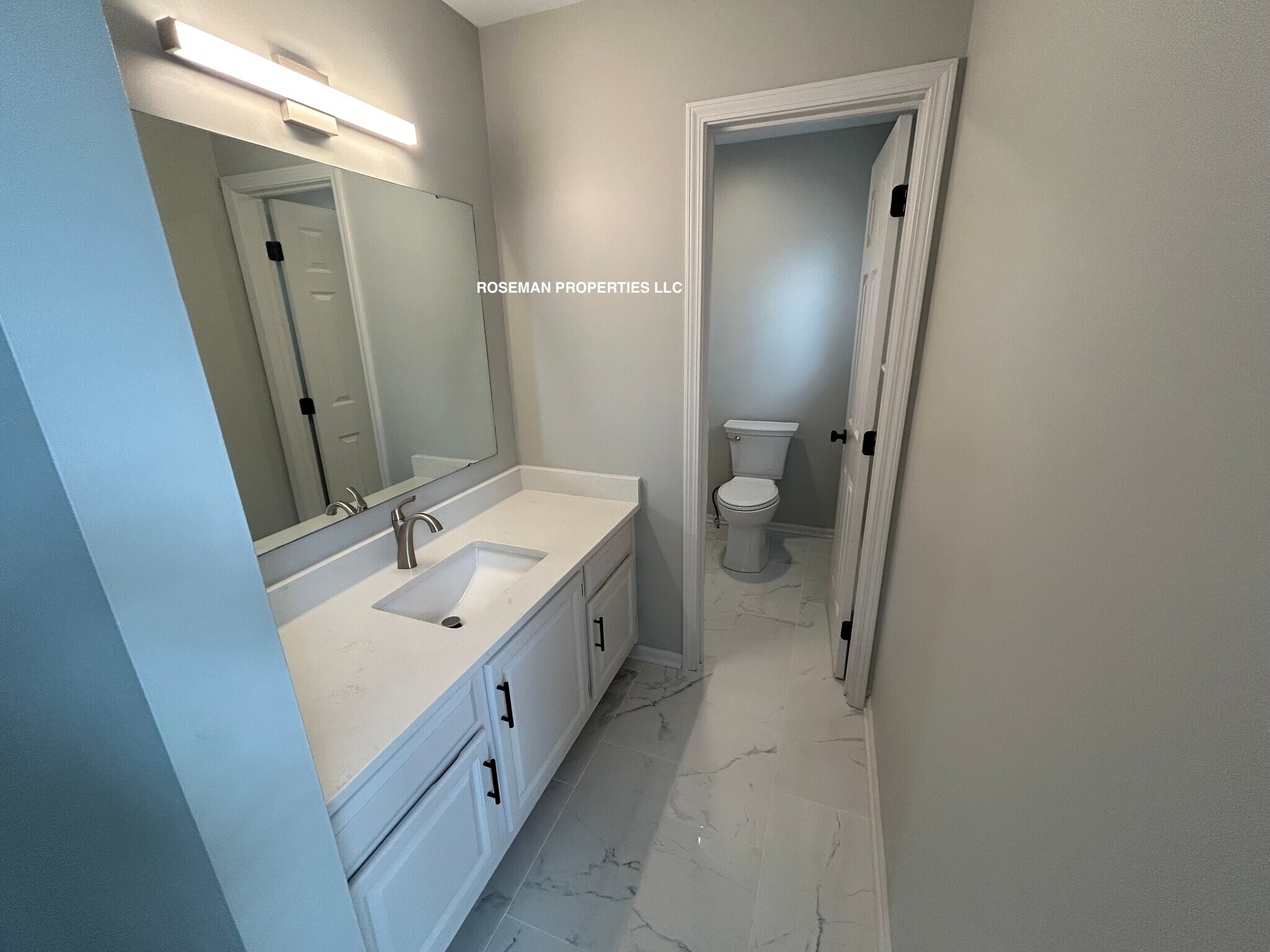 Master Bath - 1045 N Lincoln St