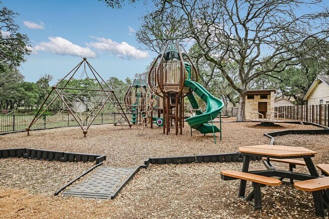 Building Photo - 11 Brookhollow Dr