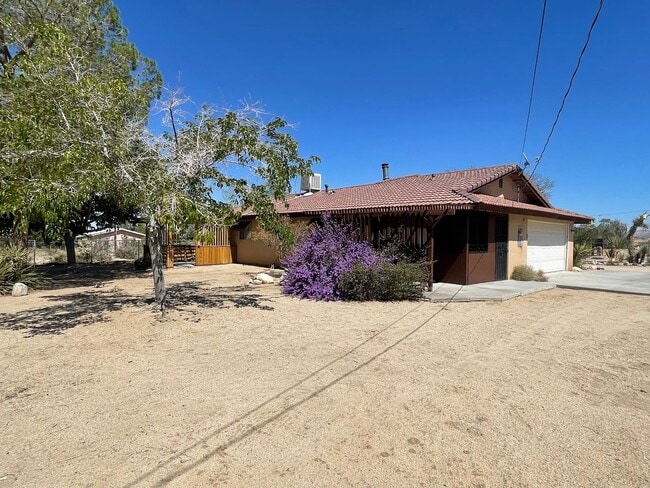Building Photo - Charming Joshua Tree Village Home