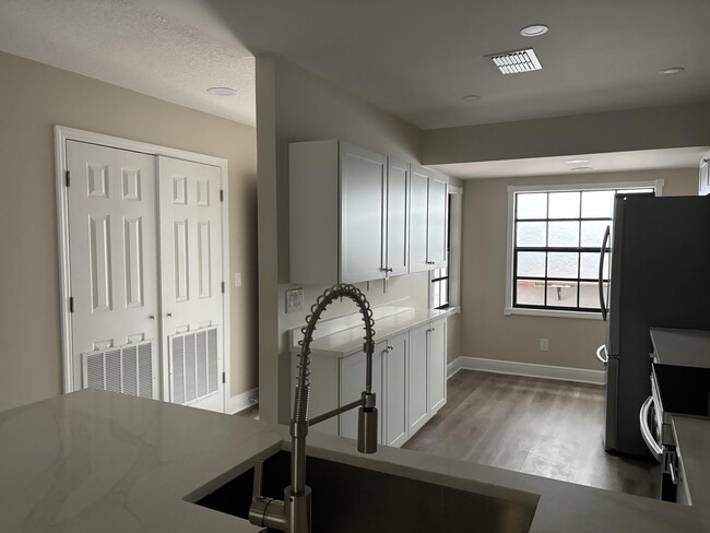 Building Photo - 255 Paradise Blvd