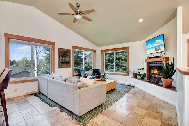 Building Photo - Spacious Home on Elevated Lot in Bellevue'...