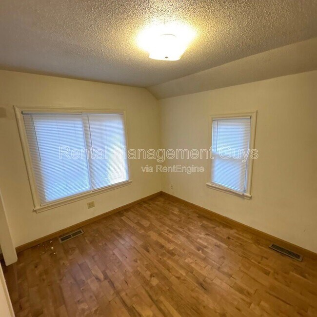 Building Photo - 3955 N Girard Ave