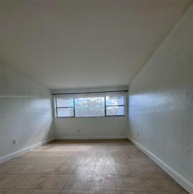 Building Photo - 7320 NW 85th Ct