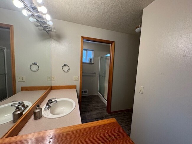 Building Photo - Single level home close to the hospital