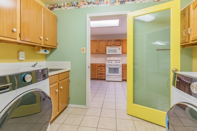 Building Photo - Charming 3 Bedroom 2 Bathroom - Spacious & Fenced Backyard