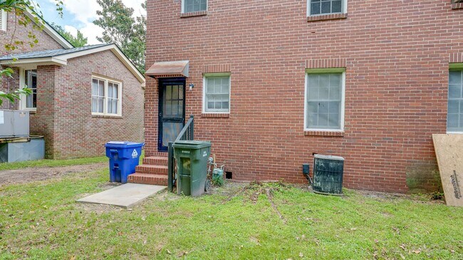 Building Photo - 3 Bedroom 1 Bath Townhouse in Wagener Terrace - Charleston Peninsula
